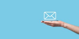 Sininen taustavalaistu näppäin, jossa lukee ”CMS” — tekninen visuaalinen vertaus CCMS:lle